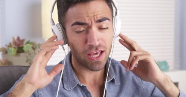 Mexicano Cantando Junto Com Música Com Fones Ouvido — Vídeo de Stock