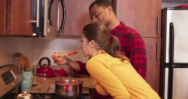 非裔美国人和白人千年夫妇一起烹调玛瑞娜 女人在厨房里尝她男朋友做的菜 4K慢动作手持 — 图库视频影像