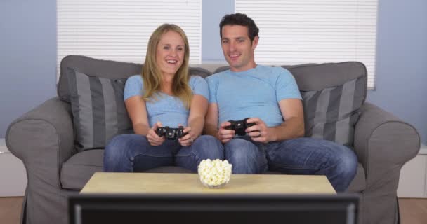 情侣在匹配的衣服玩电子游戏 — 图库视频影像