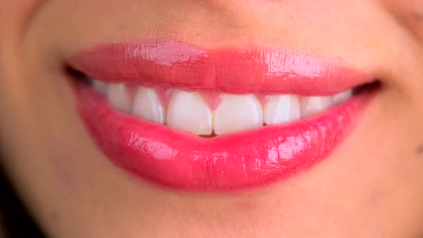 Extreme Nahaufnahme Von Lippen Die Einen Kuss Blasen Und Lächeln — Stockvideo