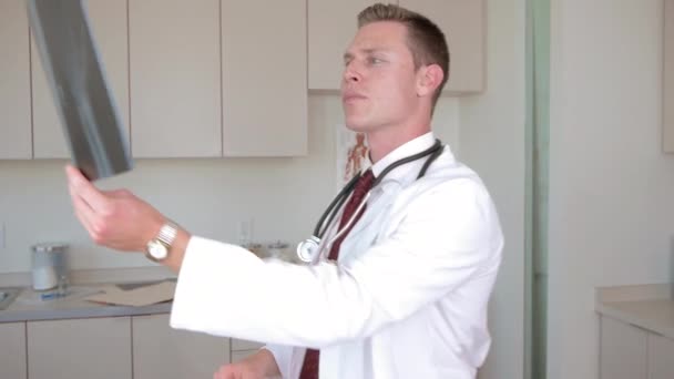 Läkare Kontrollerar Röntgen — Stockvideo