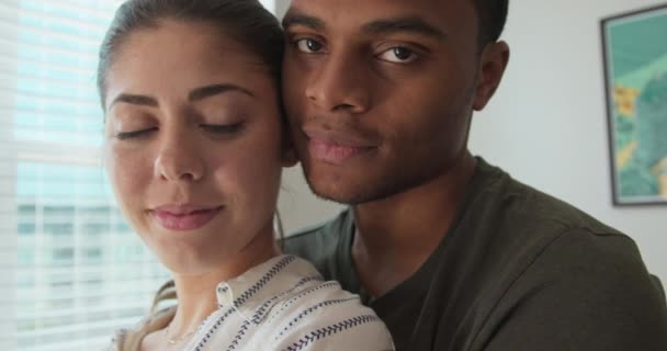 Cerca Retrato Feliz Afroamericano Caucásico Hombre Mujer Abrazándose Mirando Cámara — Vídeos de Stock