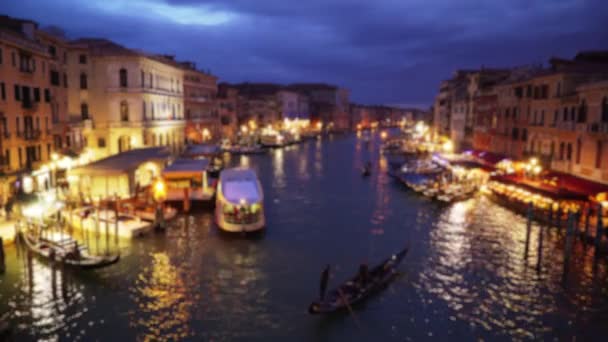 Tiro Desfocado Gôndolas Venezianas Viajando Pelo Grande Canal Noite Com — Vídeo de Stock