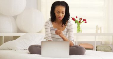 Mutlu siyah kadın online alışveriş