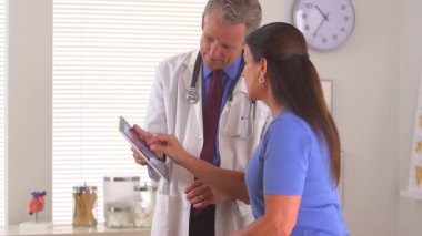 Yaşlı bir kadın röntgenle ilgili sorular soruyor.