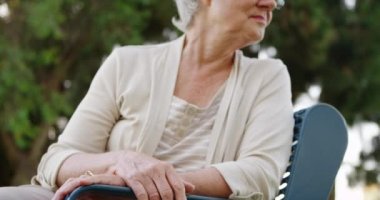 Park tezgah düşünme üzerinde oturan yaşlı kadın