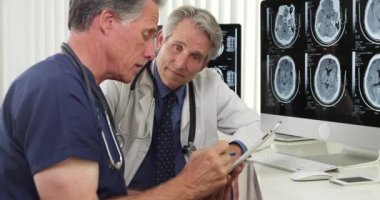 Ofiste çalışan deneyimli üst düzey hekimlerin