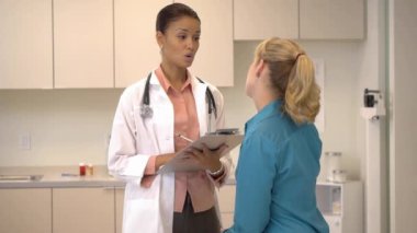 kadın doktor hasta ile konuşmak