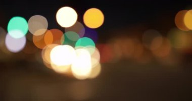 Yeşil ekran ya da krom anahtar için uzaktaki trafik ışıklarıyla araba bokeh 'i hareket ettiriyor. Birleşiklik veya anahtarlama için odak dışı veya odaklanmış çekim.