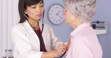 Çinli Doktor yaşlı hastanın kalbi için dinleme