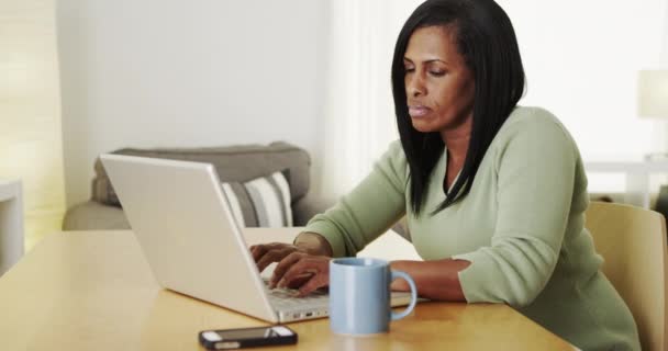 Ώριμη Μαύρη Γυναίκα Που Εργάζεται Φορητό Υπολογιστή Στο Γραφείο — Αρχείο Βίντεο