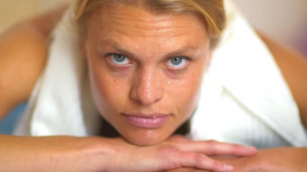 Primer Plano Retrato Mujer Sudorosa Durante Entrenamiento — Vídeo de stock