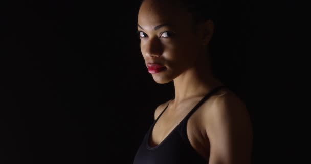 黒人女性の不機嫌そうな肖像画 — ストック動画