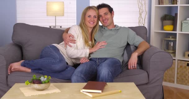 可爱的夫妇依偎在沙发上 — 图库视频影像