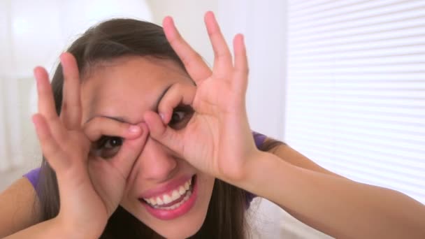 Nette Mexikanerin Macht Alberne Gesichter Und Lacht — Stockvideo