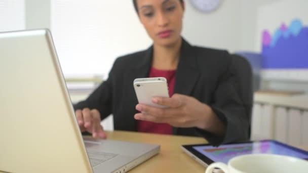 Africano Americano Mulher Negócios Pegar Telefone Celular Enquanto Trabalhava — Vídeo de Stock