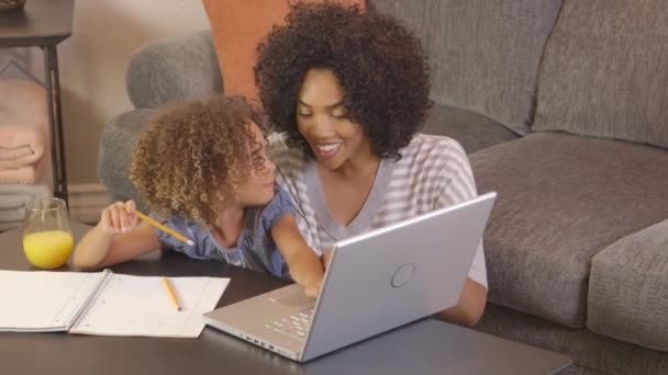 Afro Americano Mãe Filha Fazendo Lição Casa Com Laptop — Vídeo de Stock