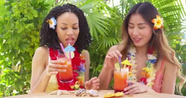 Mejores Amigos Vacaciones Escuchando Conchas Marinas Bebiendo Cócteles — Vídeo de stock
