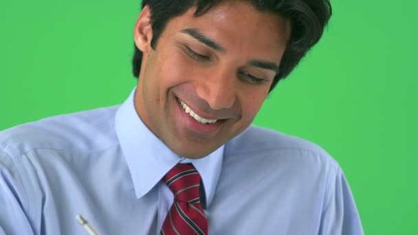 Зблизька Індійський Бізнесмен Робить Записи Зеленому Екрані — стокове відео