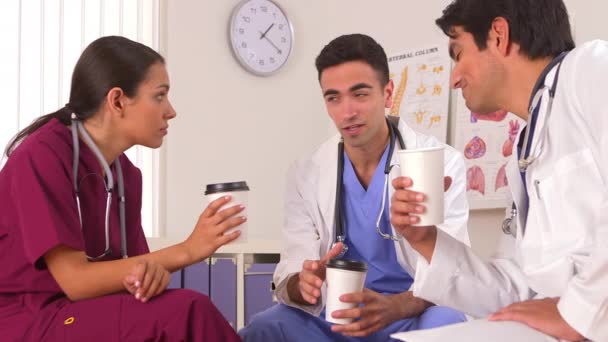 Médicos Hispânicos Conversando Seu Coffee Break — Vídeo de Stock