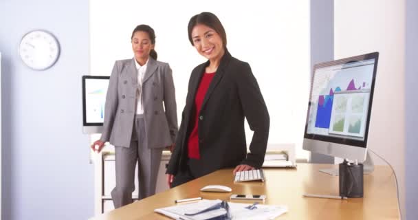 Joyeuses Femmes Affaires Multiethniques Souriant Bureau — Video