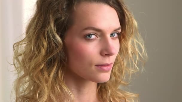 Close Blonde Woman Curly Hair Smiling — Stock Video