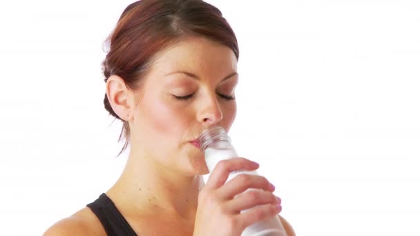 Mujer Sudorosa Bebiendo Agua Después Entrenamiento — Vídeos de Stock