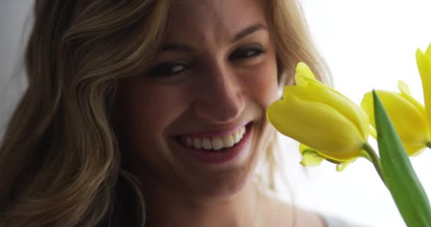 Χαρούμενο Χαμογελαστό Κορίτσι Μπουκέτο Από Κίτρινα Λουλούδια — Αρχείο Βίντεο