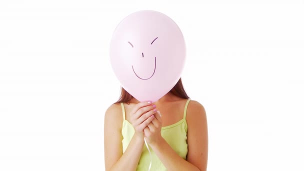 Vrouw Met Ballon Voor Haar Gezicht — Stockvideo