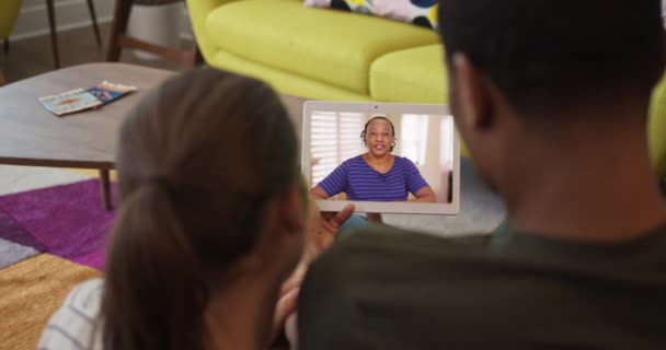 Millennial Pár Video Chatování Starší Afroamerickou Matkou Přes Tablet Počítače — Stock video