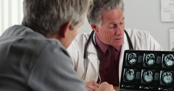 Médico Discutiendo Exploraciones Resonancia Magnética Pacientes Ancianos — Vídeos de Stock