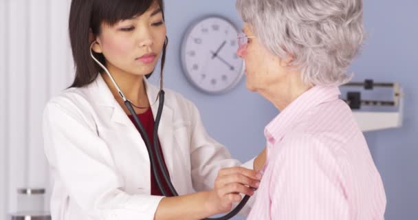 中国の医者が高齢者の患者の心に聴く — ストック動画