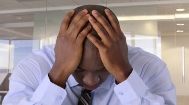 Afrika kökenli Amerikalı işadamı el ele tutuşuyor.