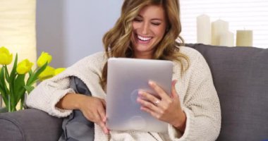 Tablet bilgisayarda chat yapan güzel kız video