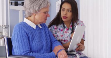 İspanyol caregiver tablet yaşlı hasta ile paylaşımı