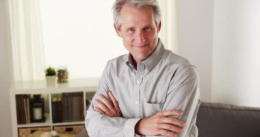 Kameraya gülümseyen yakışıklı komuta sizde