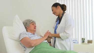 Kadın çok ırklı doktor hastasına olumlu destek veriyor.