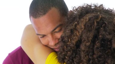 Afrika kökenli Amerikalı erkek ve kadınların kucaklaşması ve öpüşmesi.