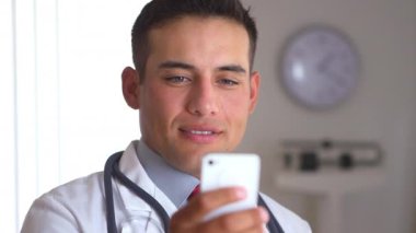 İspanyol doktor akıllı telefon kullanıyor.