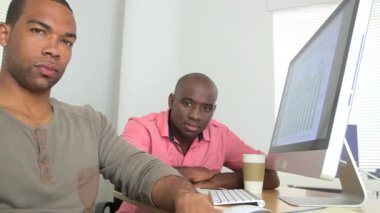 İki siyah işadamının portresi.