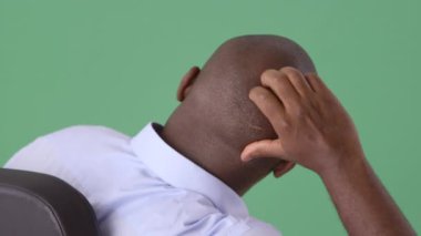 Masada oturan Afrikalı Amerikalı işadamının arka görünüşü