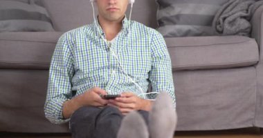 Meksikalı herif katta müzik dinlemek