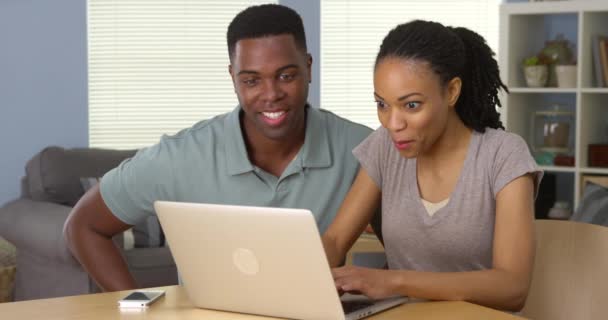 若い黒男と女一緒にデスクでノート パソコンを使用して — ストック動画
