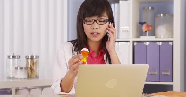Dokter Cina Berbicara Telepon Tentang Pengobatan — Stok Video