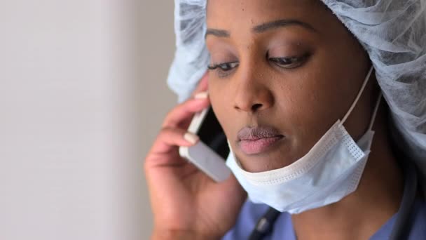 Schwarze Frau Telefoniert Mit Familie Eines Patienten — Stockvideo