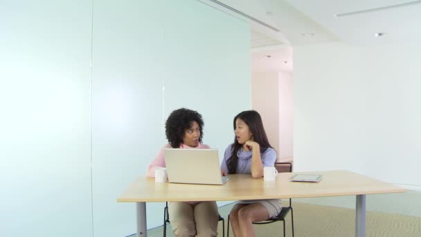 Två Affärskvinnor Använder Laptop Kontoret — Stockvideo