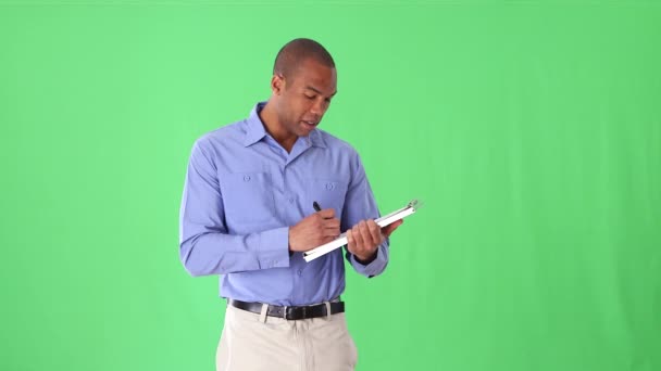 Pekerja Kerah Biru Dengan Papan Klip — Stok Video