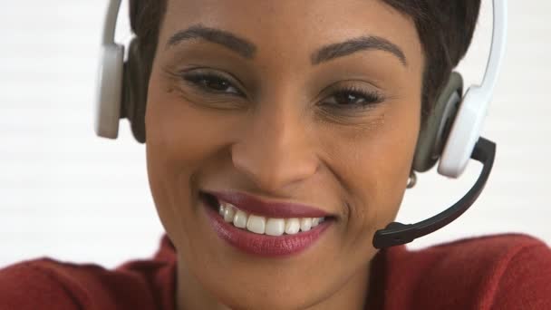 Gülümseyen Afrikalı Amerikalı Müşteri Hizmetleri Temsilcisi — Stok video