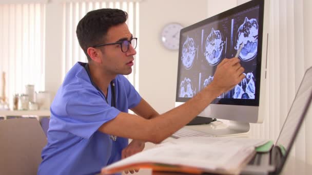 Médecin Mexicain Expliquant Radiographie Sur Ordinateur — Video