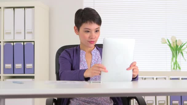 Chiński Bizneswoman Czytanie Wiadomości Tablecie — Wideo stockowe